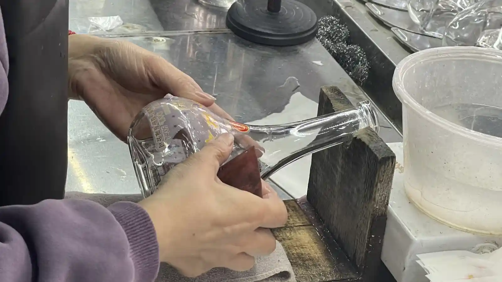 Glasflaschen mit Aufklebern